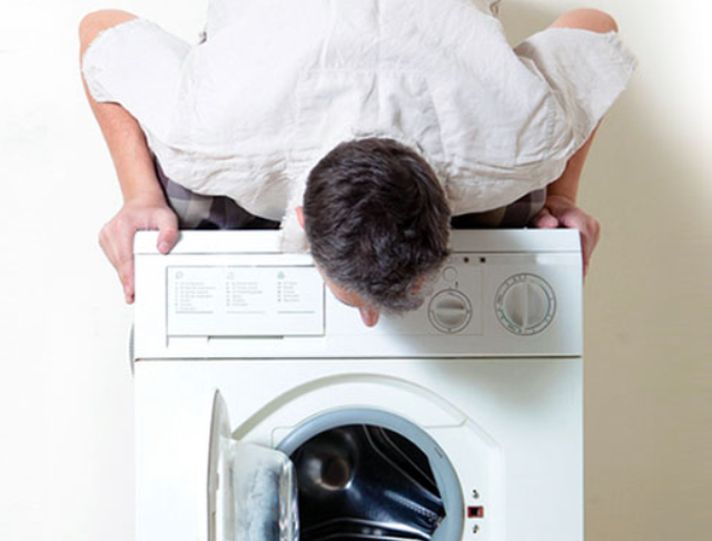 Bụi bẩn và cặn vải bám trên giăng máy giặt