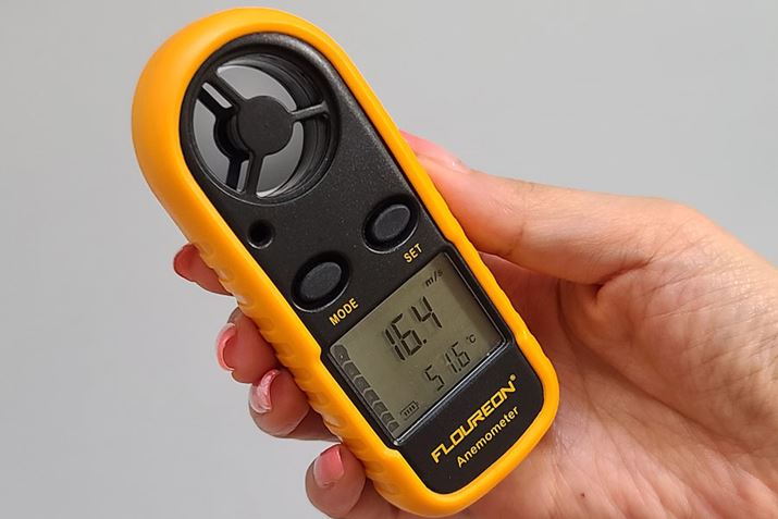 Kiểm tra tốc độ gió với tốc độ gió tối đa và cách vòi phun khoảng 10 cm.  Với máy sấy thông thường, tốc độ gió hiếm khi vượt quá 10 m / giây, nhưng sản phẩm này có tốc độ gió khoảng 16 m / giây, khá đà.  Nhân tiện, "Siêu âm" của Dyson với cùng một lượng không khí có tốc độ gió khoảng 22m / giây.  Thực ra mình cũng hơi mất công nhưng xét về chênh lệch giá thì mình thấy Uy tín là tiết kiệm chi phí lắm.