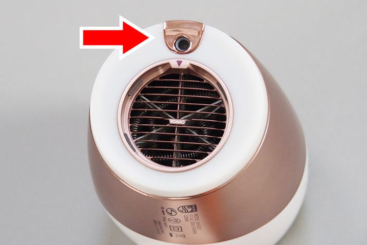 Cảm biến hồng ngoại kỹ thuật số của Sense IQ trên đỉnh của cổng xả.  Từ đây, chiếu tia hồng ngoại lên tóc và kiểm soát nhiệt độ đồng thời kiểm tra nhiệt độ của tóc theo thời gian thực.