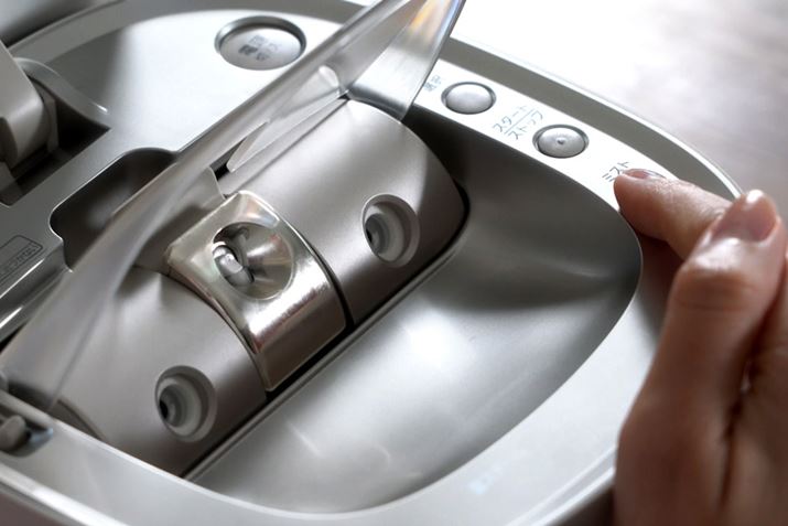 08-4 Để sử dụng sương lạnh, nhấn nhiều như bạn muốn bằng nút phía trước