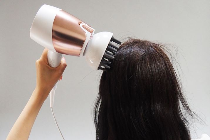 Vòi chăm sóc da đầu là một tính năng mới lạ mà các loại máy sấy khác không có, giúp bạn có thể thoải mái massage da đầu.