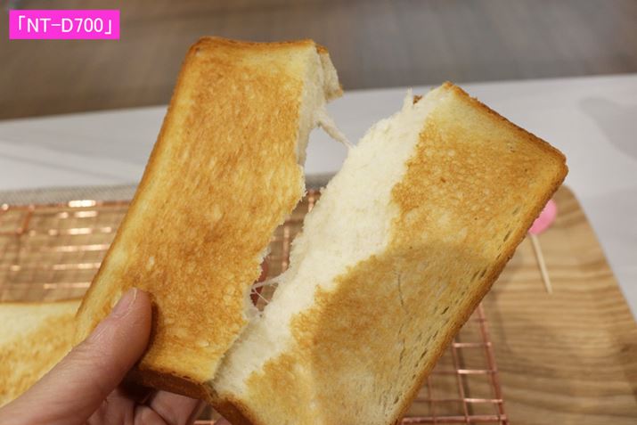 16242_13 Khi tôi thử ăn bánh mì nướng bằng NT-D700, một âm thanh giòn được nghe thấy. Tuy bề ngoài giòn nhưng bên trong lại dai và có vị ngọt rất ấn tượng. Đó là một cấp độ mà bạn không thể nghĩ rằng bánh mì đông lạnh được nướng như nó