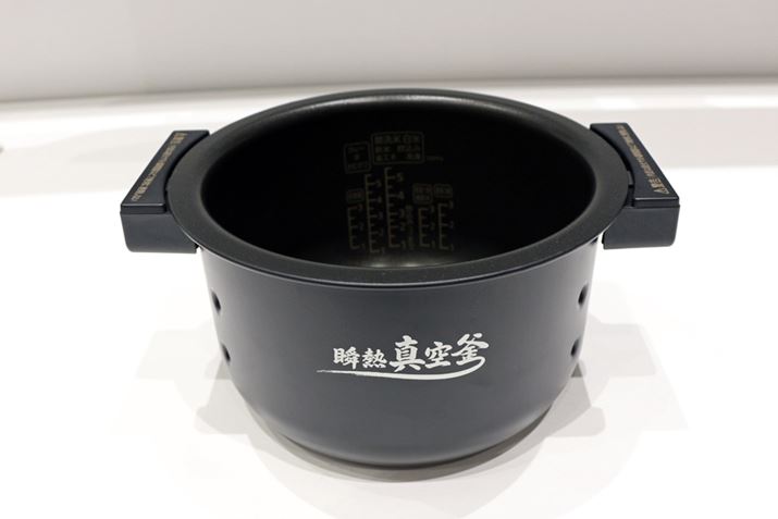 17200_03 ヒートパイプ技術を応用した内釜「瞬熱真空釜」。二層構造になっているため、内釜の重さは2kg弱と少々重め。実際に使用する際には水と米を入れ、さらに重量が増すことから持ち運びしやすいように取っ手が装備されています