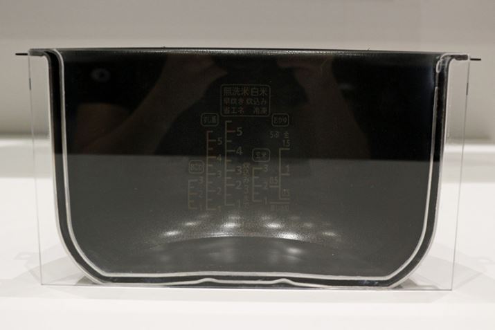 17200_04 内釜のカットモデル。外側と内側の間に4mmの空間が真空になっています