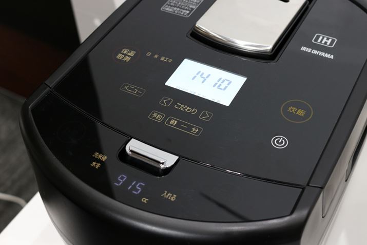 17200_12 操作部は静電式のタッチパネルを採用。使用しない時は、液晶のライトや表示されている文字が消えます