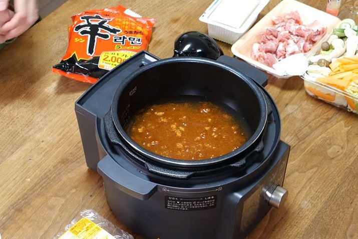 Đầu tiên, cho các thành phần của súp (nước, bột súp ramen cay, súp gà thủy tinh, rượu mirin, miso, tỏi xay) và đun nóng. Mục đích là để làm súp cay bằng cách cho súp bột đi kèm với ramen cay như nó vốn có