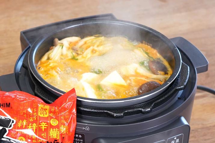 Khi rau sôi, cho đậu phụ và rưới dầu mè lên trên là xong! Nước súp chua cay có vị đậm đà của thịt và rau, siêu ngon!