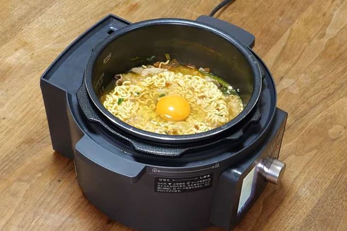 Và, tất nhiên, mì ramen cay! Cho mì gói ramen cay vào Kayaku, cuối cùng thả trứng vào và đun.