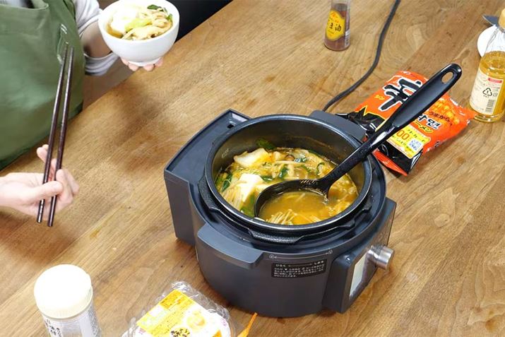 Bạn có thể ăn ngay từ cái nồi đặt trên bàn. Có thể điều chỉnh nhiệt theo 5 nấc, không phải lửa thật nên rất an toàn và dễ sử dụng.