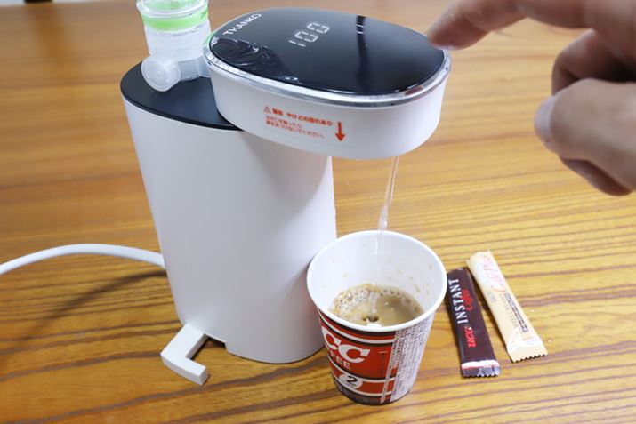 img03-1 Sau đó, nếu bạn nhấn nút, nước sôi sẽ chảy ra ...