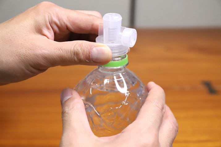 img05-3 Hai nắp, một cho 28mm và một cho 38mm, được bao gồm. Nếu là chai PET được sản xuất tại Nhật Bản, nó sẽ có thể được sử dụng trong khoảng 28 mm.