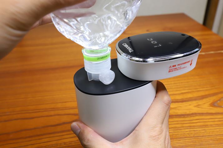 img07-3 Đặt chai vào khe cắm! Vào thời điểm này, nước có thể tràn ra một chút, vì vậy bạn nên chuẩn bị sẵn khăn giấy là an toàn.