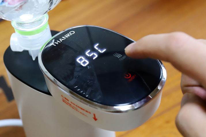 img10-2 Có 4 mức nhiệt độ từ 45 ℃ phù hợp với sữa bột, đến 100 ℃ trong nước sôi.