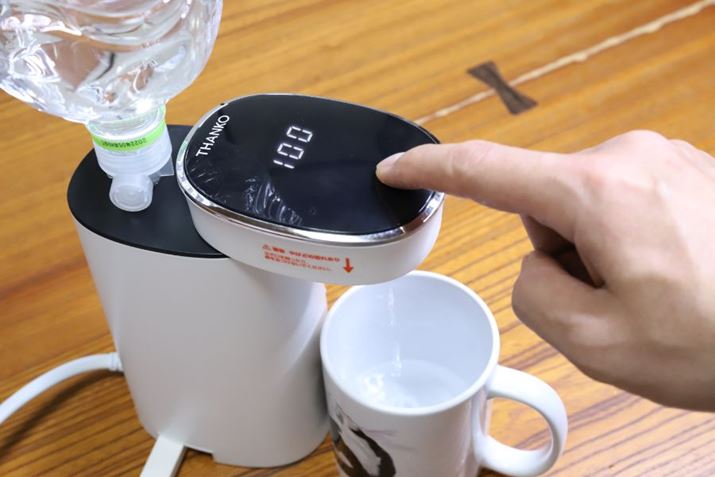 img12-2 Nếu bạn nhấn nút một lần, nước nóng sẽ tiếp tục chảy ra, vì vậy khi bạn dừng lại, nhấn nút một lần nữa