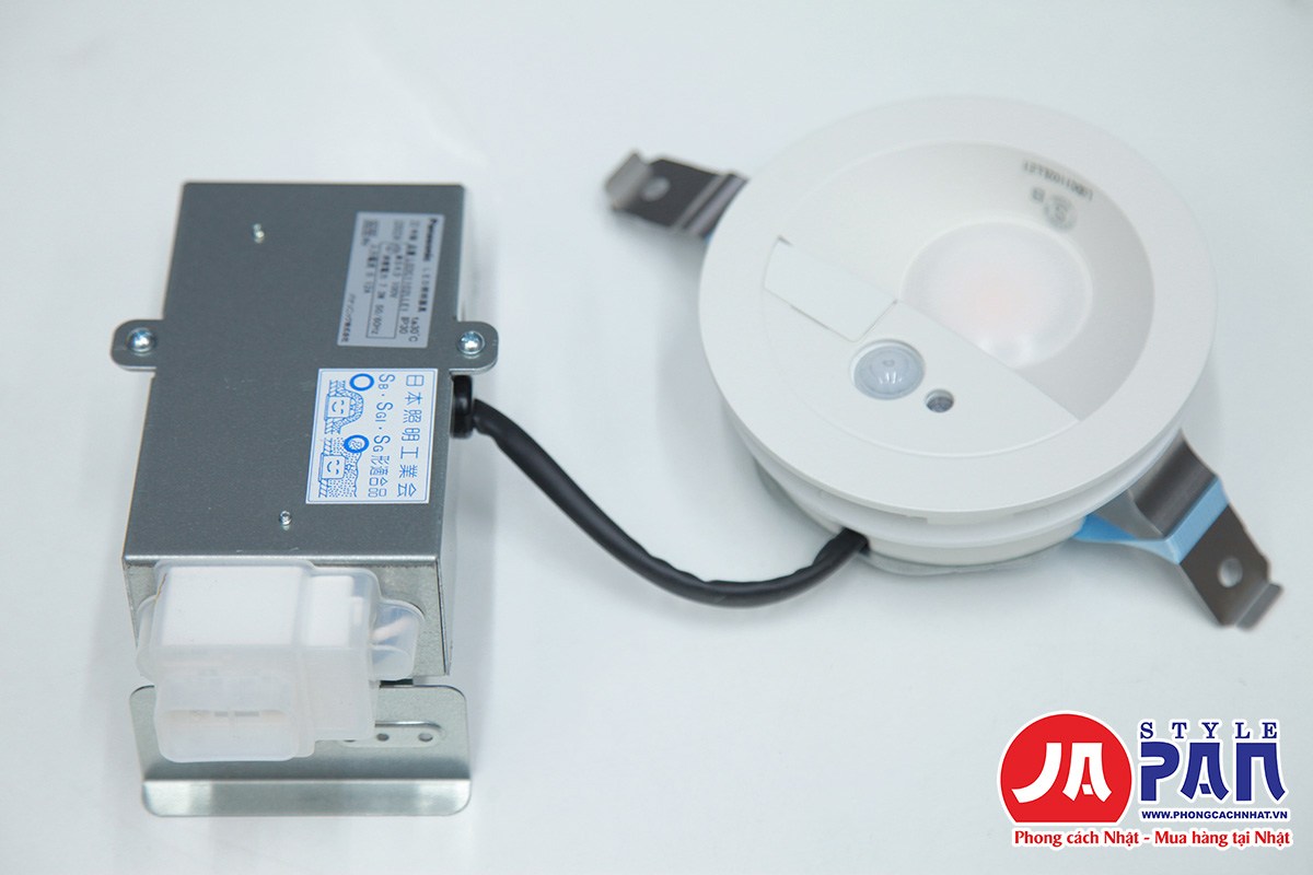 Den cam bien Panasonic LGDC1102LLE1 3