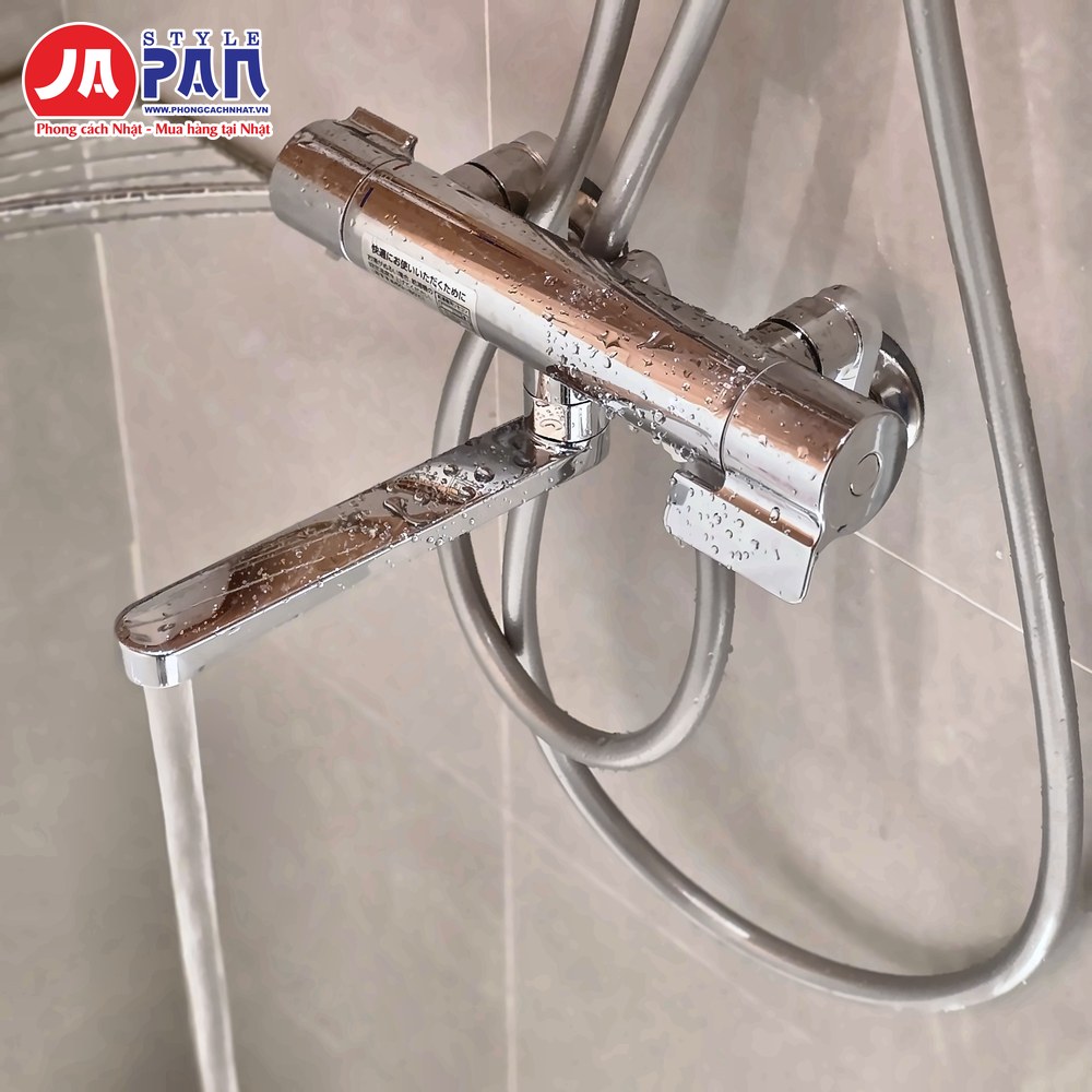 Sen cây TOTO TBW04401J1 | Sen tắm nhiệt độ cao cấp nội địa Nhật 11 Van nhiệt sen cây Toto TBW04401J1 đang xả nước qua vòi