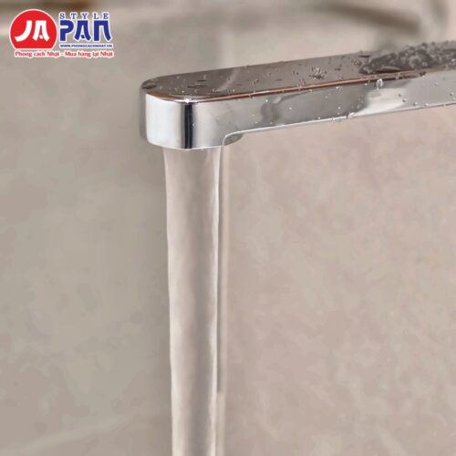Sen cây TOTO TBW04401J1 | Sen tắm nhiệt độ cao cấp nội địa Nhật 23 Vòi xả dẹt của sen cây Toto TBW04401J1 đang chảy nước