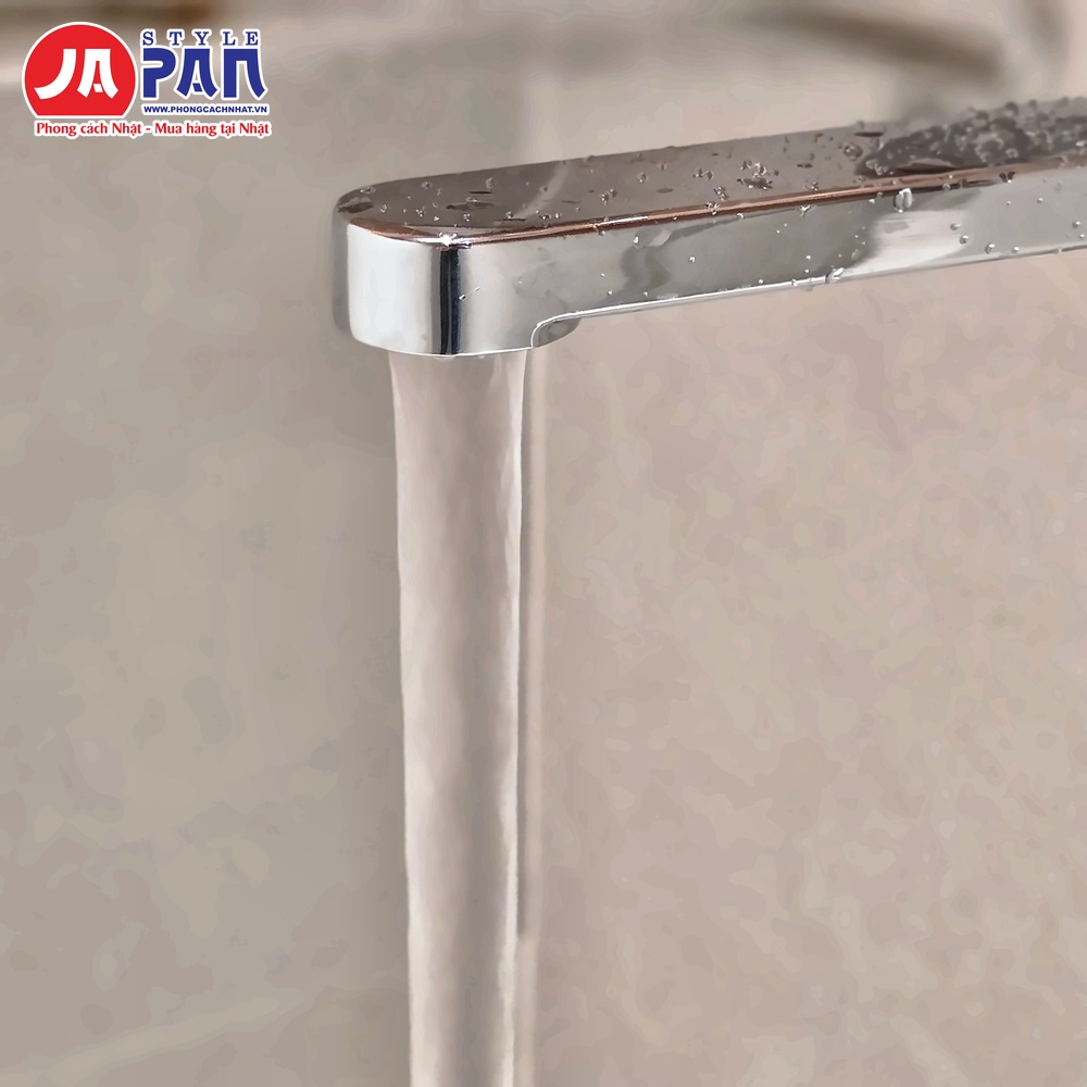 Sen cây TOTO TBW04401J1 | Sen tắm nhiệt độ cao cấp nội địa Nhật 12 Vòi xả dẹt của sen cây Toto TBW04401J1 đang chảy nước