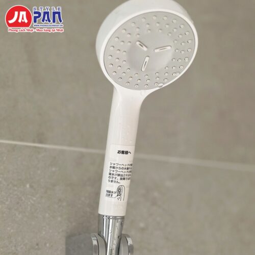 Sen tắm Toto TBV03401J1 | Khống chế nhiệt độ 13 Tay sen mặt trắng của sen tắm Toto TBV03401J1 trên gác treo tường