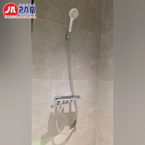 Sen tắm Toto TBV03401J1 | Khống chế nhiệt độ 8 Sen tắm Toto TBV03401J1 lắp thực tế trên tường, gồm củ trộn nhiệt, dây và tay sen