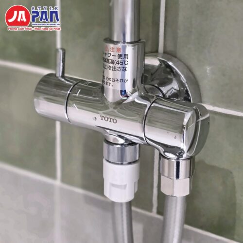 Cụm nối trên thanh sen có logo TOTO của sen cây TBW4401J1