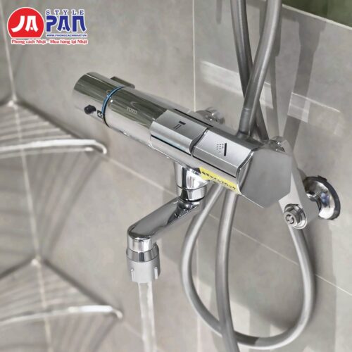 Vòi xả của van nhiệt Toto TMN40STY4 đang chảy nước