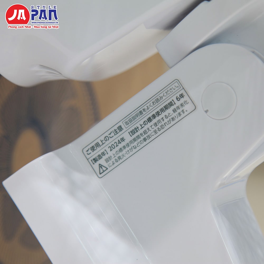 Quạt treo tường Cnet CKAJ403WH | Tự bật tắt khi có người 13 Tem nhãn bên hông quạt treo tường Cnet CKAJ403WH