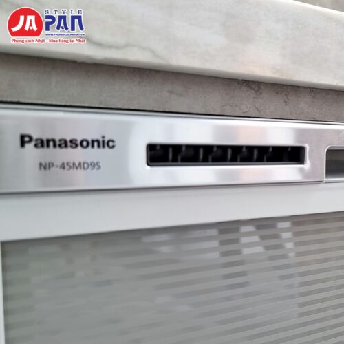 Máy rửa bát âm tủ Panasonic NP-45MD9S – cận logo Panasonic và model NP-45MD9S